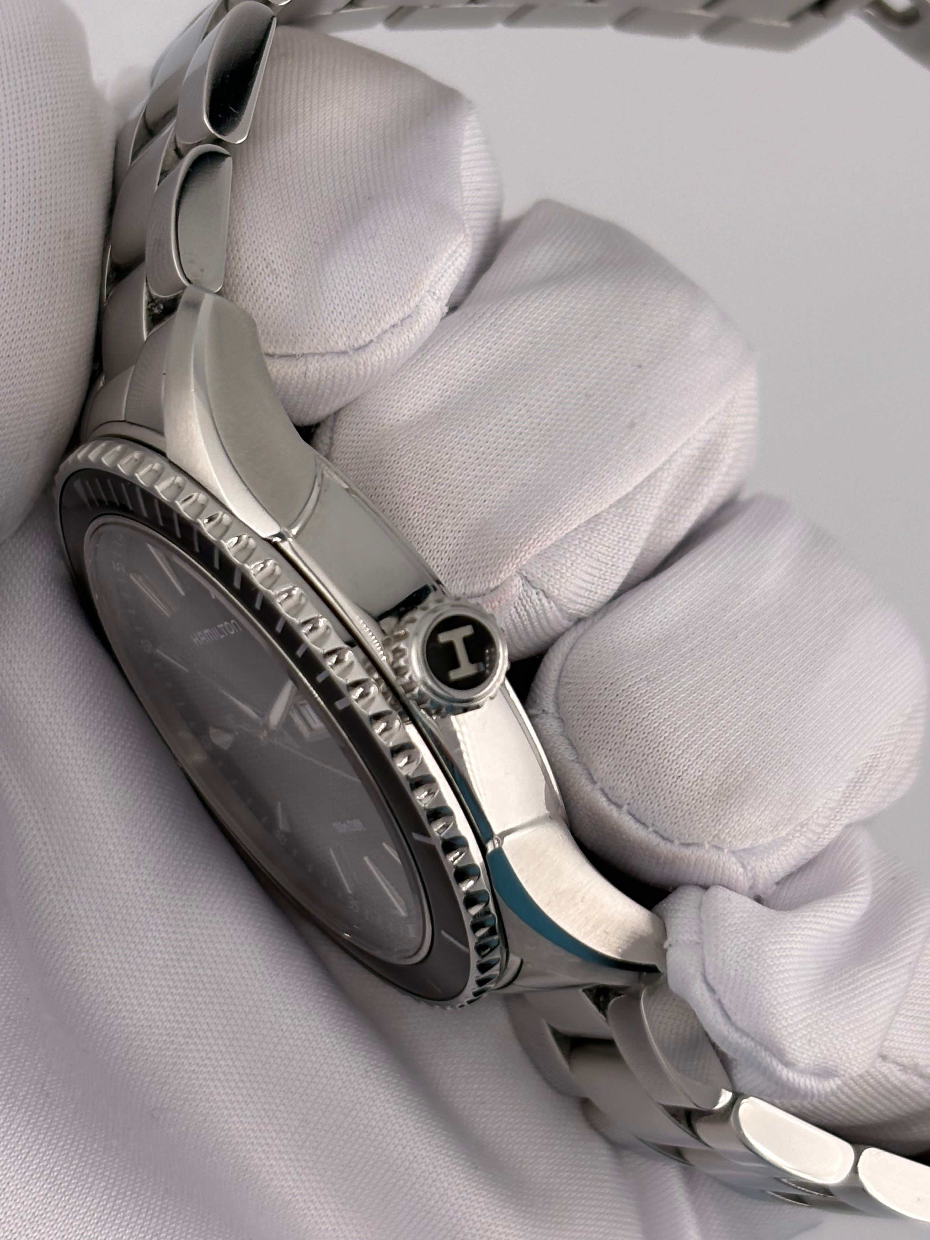 Hamilton Seaview H375110 Quartz 38mm Watch Full Set Great Condition